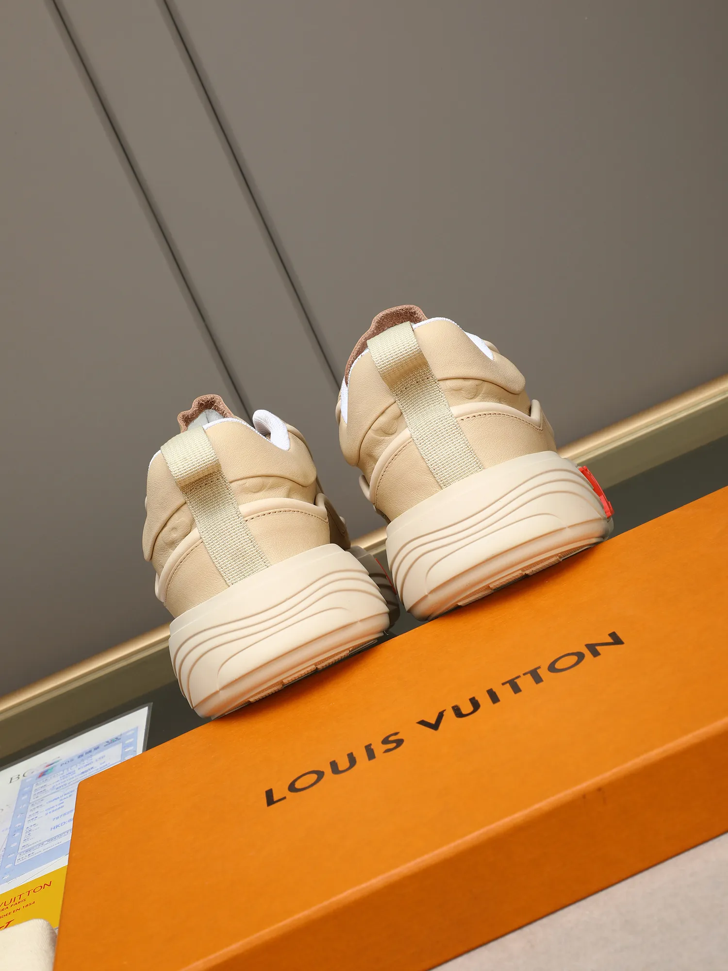 Men's men's shoes 💰560 LV are fashionable and fashionable, and the uppers are made of imported cowhide embossing! Super trendy design! It’s eye-catching! The leather is soft, delicate, shiny and translucent, showing the ultimate in pure handcraftsmanship, and the mesh is soft, comfortable and breathable! Size: 39-44 (38 45 customized)